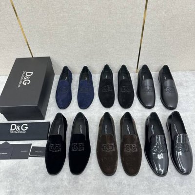 D&G Ariosto系列莫卡辛便鞋 绒面男士乐福鞋皮鞋 以全新版本创意呈现。电脑绣花D G皇冠Logo标志性标牌装饰别具一格。 风格优雅考究，鞋面电绣皇冠徽标