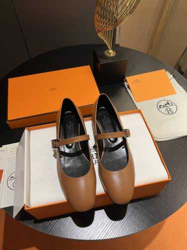 HERMES 爱马仕2024新款芭蕾舞鞋，小牛皮玛丽珍鞋，搭配漆艺镀钯Hapi鞋扣，打造时尚摩登造型！面料：进口小牛皮， 内里垫脚：混种羊皮里，意大利真皮大底！