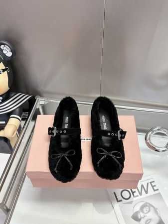 Miumiu缪缪跳舞鞋2024秋冬新款棉鞋毛毛单鞋来自miu Miu系列的细节特写 新季的潮流要素 与此刻挚爱的概念，多元对撞，传达现代风格~ 怎么穿都好看今夏 - 点击图像关闭
