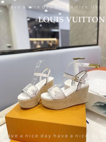 出厂 Loui& Vuitto&路易威登 法国代购新款驴牌 春夏首选 香港原版购入一比一开模 今年的款式比去年增加激光元素 显得更为大牌 皮面款采用原版小牛皮