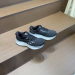 纯原 Saucony Triumph 22索康尼胜利22代旗舰级缓震型跑鞋 性能相比前几代再升级：鞋面采用全新升级的工学网设计 贴合脚部更透气 中底部分使用最新