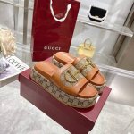 带有马刺的女士新款厚底凉拖鞋 这款女士凉鞋以其标志性的马头扣细节和金色五金为特色。采用优质皮革制成，设计将传统灵感与现代多功能性相结合，为温暖天气的套装增添精致