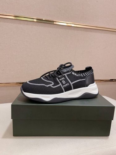 工厂价: 新款 Berluti 伯尔鲁帝 潮流新款上市 官网同款 专柜品质 原版搭配 精选头层小牛皮飞织面料。舒适透气真皮垫脚 做工精细 用料上层 100%纯牛