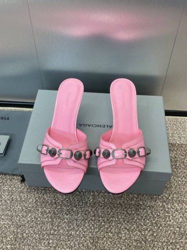 工厂p价p Balenciaga 2025专柜春夏新款果冻色圆头中跟朋克风格金属皮带扣女鞋 巴黎世家字母Logo五金扣鱼嘴露趾凉拖鞋 材质:鞋面定制进口小牛皮+