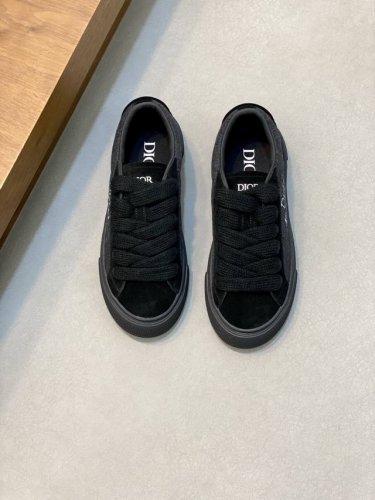迪奥Dior B33系列休闲运动鞋 滑板鞋。原版购入开发 做货 这款 B33 运动鞋是二零二三秋季新品，重新诠释经典的网球鞋，时尚的廓形突显厚实感。采用海军蓝色