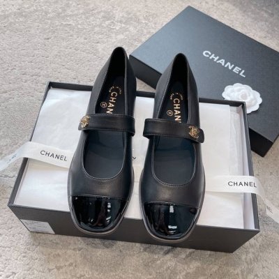 Chanel｜小香经典菱格玛丽珍漆皮玛丽珍 对它一见钟情 不夸张哦～ 这大概就是小香的魅力 总是很懂女生 虽然看上去很冷但配上黑丝袜特有感觉 专柜还没上我就已经