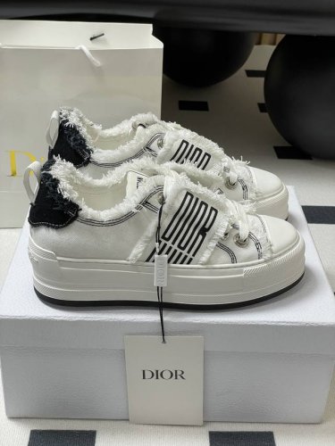 新款迪奥Walk'n'dior 厚底运动鞋 低帮休闲帆布鞋 板鞋. 黑色和白色棉质帆布面料流苏装饰 Dior Graphique 图案设计，简约时尚！ 原版定制