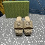 gucci古驰 经典双G钻扣老花厚底拖鞋系列 ①鞋面：品牌布料 ②内里：羊皮 ③大底：真皮大底 ④跟：前高：3.5Cm 后高：6.5Cm ⑤Size：35-39
