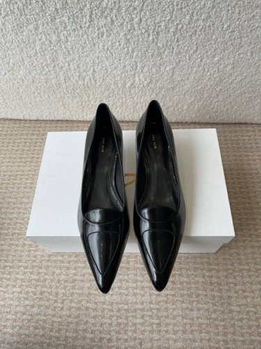 the Row 25Ss 春夏季新款单鞋 专柜新款The Row 原版复刻正确大底欢迎专柜对比！ 一款简单秀气又能保暖的单鞋，可搭配各种风格穿出不同风味，内里垫