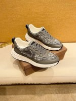 工厂P价 。新款男鞋Dior迪奥 最新鞋出货。原单品质 时尚潮流 采用特殊材料 内里羊皮 全新包装。脚感超舒适，做工简直无可挑剔 码数:38-44 45订做