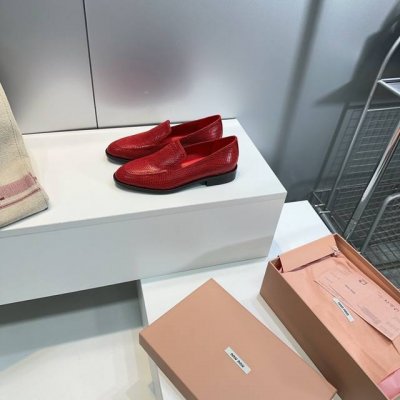 高品质出厂 顶级品质Miumiu缪缪25春夏新款简易复古平底乐福鞋单鞋 春夏清新配色曲线优美 日常穿搭都很搭鞋面压印有专属标识性Logo格调 上脚尽显优雅魅力