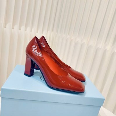 原版开发代购级单鞋 Prada 普拉达 25Ss 春夏新款 粗跟 方头 单鞋 凉鞋 简单的设计大概就是它最让人喜欢的点 不是烂大街的那种 很有自己的品牌个性 面