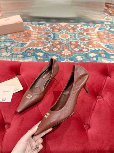 Miu Miu 缪缪 25 早春新品 专柜主打最新走秀款 单鞋系尖头高跟鞋缪家高货 顶级工艺打造精品质感 无敌舒适 绝对是一见钟情款！时尚百搭，人手必备！鞋面: