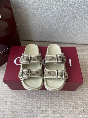 gucci 25Ss 春夏系列Gg菱形 沙滩平底拖鞋 由经典真皮电绣菱形条纹＋配双G金属扣作为品牌的标志性象征制作而成打造令人惊艳的作品焕新演绎！ 面料：原版定
