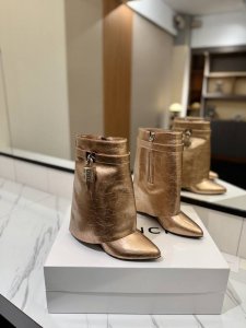 专柜正品级定制版本 GIVENCHY0 新款高跟层压皮皱长靴，市面最高版本 纪梵希 锁扣 皱漆款 风靡整个时尚圈 原版开发鞋型超级正 最高还原度鞋型 包裹性非常