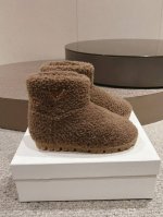 出厂P 。普拉达Prada 王炸款 雪地靴 滑雪靴 好看可爱到爆炸 →_→来自 Prada限定系列，别具一格。编织毛的面料 打造理想的柔软度 短筒版型，在都市或