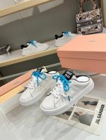 冲量价: MiuMiu 缪缪 24ss 新款秋冬季 休闲鞋，美到心坎上啦！ 柔软的真皮材质，触感细腻，亲肤舒适。 独特的设计，时尚又百搭，无论是搭配牛仔裤还是裙