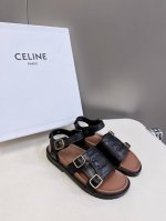 Celine思琳经典春最新爆款沙滩凉鞋夏天搭配袜子，简直绝绝子 复古的点上带上了满分时髦感颜值原版购入开发，依旧最高输出还原原版定制复古感 面料:牛皮压印工艺油