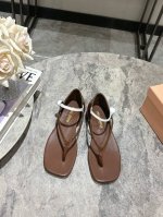 Miumiu2025春夏粗跟夹趾凉鞋新品 时髦精一定要Get的一双凉鞋，丰富视觉效果 时髦但不会过于凌厉！真的很好看～意外的好穿，很贴腿 ～显腿细～鞋跟有一定高