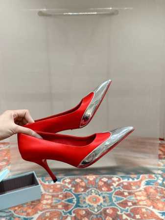 PRADA 2025ss普拉达春夏T台秀场穆勒鞋 真丝尖头系列Prada春夏简约风，采用上等高丝光真丝绸缎加TPU镜面材质制作、全系列简约的光板Logo品牌标识 - 点击图像关闭