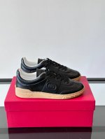 valentino Garavani Upvillage 情侣款低帮运动鞋 鞋舌处丝网印刷 Valentino Garavani Logo浮雕式铆钉装饰于橡胶鞋