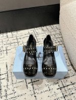 顶级版本Prada 普拉达经典圆头玛丽珍单鞋蛮复古暗黑系的一款玛丽珍颜值和舒适度这块都把我吃的死死的！可盐可甜的娃娃头设计 透着满满的少女感 复古俏皮又不失大气