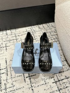 顶级版本Prada 普拉达经典圆头玛丽珍单鞋蛮复古暗黑系的一款玛丽珍颜值和舒适度这块都把我吃的死死的！可盐可甜的娃娃头设计 透着满满的少女感 复古俏皮又不失大气