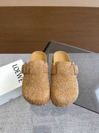 LOEWE 罗意威 25ss 新款 勃肯拖鞋来自秀场 品牌设计师Jonathan Anderson一贯的玩味主义色彩 新款 勃肯 穆勒拖鞋以可爱有趣的圆形鞋头搭 - 点击图像关闭