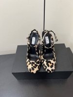 Alaia 2025 ｜小众新品爱心脚环扣带凉鞋 宝子们爱心透明高跟凉拖简直太可爱啦 透明的材质加上爱心鞋头设计 少女心满满呀 高度也很合适 穿上它走路稳稳的