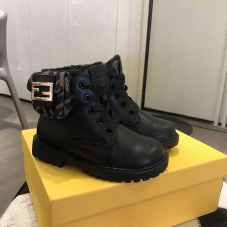 童鞋上新 Fendi 芬迪kinds口袋款 系带和侧面拉链设计 码数：26 27 28 29 30 31 32 33 34 35 代发： - 点击图像关闭
