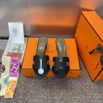 工厂价 爱马仕 Hermes 春夏经典款 Oasis 粗跟拼色工字拖女鞋 H家中跟圆头露趾凉拖鞋 材质：进口小牛皮+水染羊皮水里+意大利真皮大底 跟高:4.5C