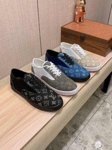 新款: 厂价 Lv* 最新爆款休闲鞋，顶端品牌奢侈～代购，顶级～质量。鞋面選用进口透气牛皮搭配织布材质透气羊皮垫脚 精细做工。原版个性时尚柔软橡膠耐磨防滑大底，