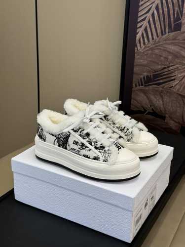 Dio r fw 24 new arrival～ cd 家 24秋冬羊毛运动鞋新品 经典刺绣厚底毛毛鞋，鞋面延续经典刺绣图案，内里皮毛一体材质！兼具颜值与舒适度
