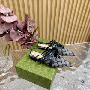 2024专柜同步更新新款 Gucci 24S秀场尖头高跟凉鞋 这双我称之为“氛围感之神” 柔颯利落的小尖头自带高级 扣带都是可以自由调节 细嫩的牛漆皮搭配金扣让