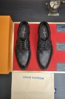 出厂价P Lv 原单牛皮内里 Lv最新真皮商务西装鞋官网同步上市，意大利进口 头层牛皮一比一重金打造，官网1:1橡胶大底。穿着百搭，高档不失档次，彩色搭配气度不