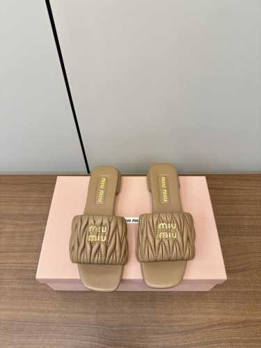 顶级版本 Miumiu｜谬谬2025春夏新款柔软小羊皮皱面凉拖鞋系列 可甜可盐的喵喵女孩 褶皱的鞋面给这款凉拖增添不少少女心。 原版 1：1开发，各大明星 网红