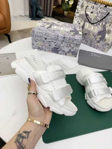 出厂价P Dior迪奥高版本拖鞋，新品经典款代购级别品质国外专柜爆款厚底凉鞋 鞋面内里：原版定制特殊电绣材料， 鞋底：原版开模1.1 轻便 底厚：后跟5Cm