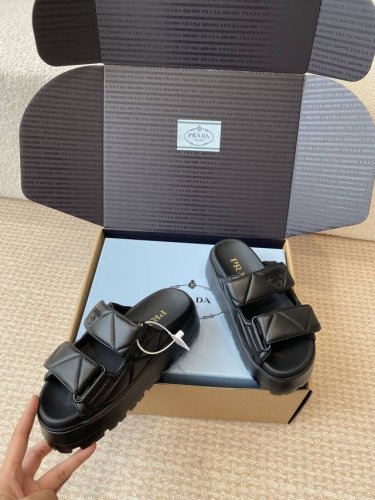 莞产 官网同步盒包装 prada 25Ss 春夏 新款 厚底款 凉拖鞋 想起了小时候上学同学们穿的魔术贴涼鞋仁 经典设计 永不过时 选鞋子注重美观的同时 舒适是