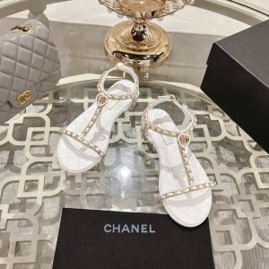 chanel 小香2025Ss春夏最新走秀时装 链条装饰 顶级品质 精确到1 1 轻奢而不累脚 上脚可随意搭配春夏的服饰 更加彰显质感和品味 简约中带奢华的外观