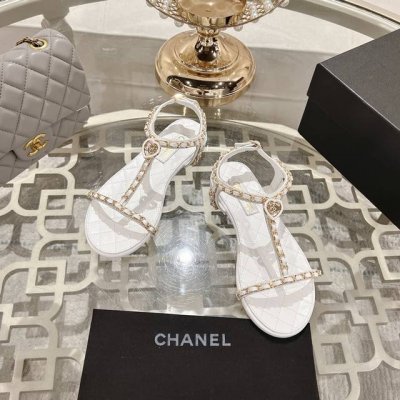 chanel 小香2025Ss春夏最新走秀时装 链条装饰 顶级品质 精确到1 1 轻奢而不累脚 上脚可随意搭配春夏的服饰 更加彰显质感和品味 简约中带奢华的外观