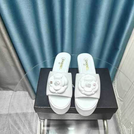 厂价 Chane* ｜小香23P新品拖鞋 颜色很夏天不说款式真的很经典 这款简约拖鞋上脚真的是美到爆好吗！ 面料采用进口小羊皮 内里和垫脚采用羊皮 原版开模橡胶 - 点击图像关闭