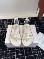 代购级 The Row 25Ss 沙滩 凉鞋第一眼看到这个鞋子给人感觉很简单不起眼 其实上脚很好看，主要也好穿，整个鞋子非常柔软不磨脚 脚感非常好，软绵绵的 面