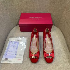 橙子出厂价 Ferragamo 菲拉格慕 蝴蝶结圆头漆皮粗跟单鞋 浅口高跟女鞋 码数：34-42