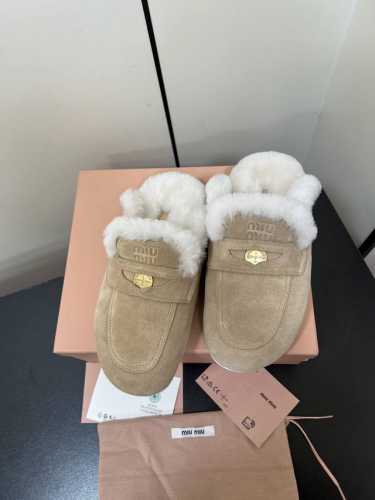 Miu Miu 缪缪24ss 秋冬新款棉鞋毛毛拖 来自Miu Miu系列的细节特写 新季的潮流要素 与此刻挚爱的概念，多元对撞，传达现代风格~ 怎么穿都好看今夏