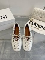 ganni 25Ss春夏走秀新款 圆头皮革绑带鸡眼扣芭蕾鞋 鞋面:进口牛皮 内里:订制水染小牛皮 大底:原版开模橡胶鞋底 码数:35-39 40 41定做不退换