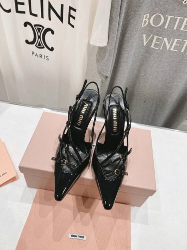 高版本出厂 Miumiu*缪缪 24春夏大热走秀款 小猫跟单鞋 走秀款出现在各大时装杂志封面 各路明星、小红书博主着用～全新复古上脚尤为惊艳到你的一款闭眼入都是