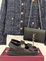 厂价 gucci 古驰经25p春夏新品 双G扣沙滩魔术贴凉鞋 夏天必备懒人福音鞋 谁穿谁美 很轻盈上脚意外的舒适 还不挑脚型 简约的魔术贴设计很耐看 可调节大小