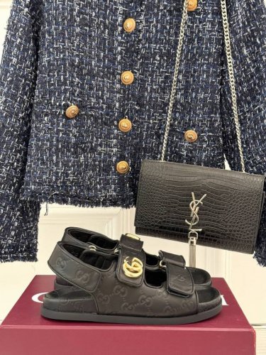 厂价 gucci 古驰经25p春夏新品 双G扣沙滩魔术贴凉鞋 夏天必备懒人福音鞋 谁穿谁美 很轻盈上脚意外的舒适 还不挑脚型 简约的魔术贴设计很耐看 可调节大小