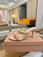 价格P： 吉安维托 罗西 Gianvito Rossi 轻松移动。这款时尚高跟凉鞋 秉承了其传统意大利工艺，专注精巧细节，打造优雅女人味，每一双吉安维托 罗西