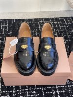 代购级 Miu Miu 24ss 秋冬系带 厚底 金币 乐福鞋 为你打造纤细大长腿 高级感十足，鞋面中间嵌入 复古又时髦，藏起来这种可爱小心思又甜又酷 鞋型圆润